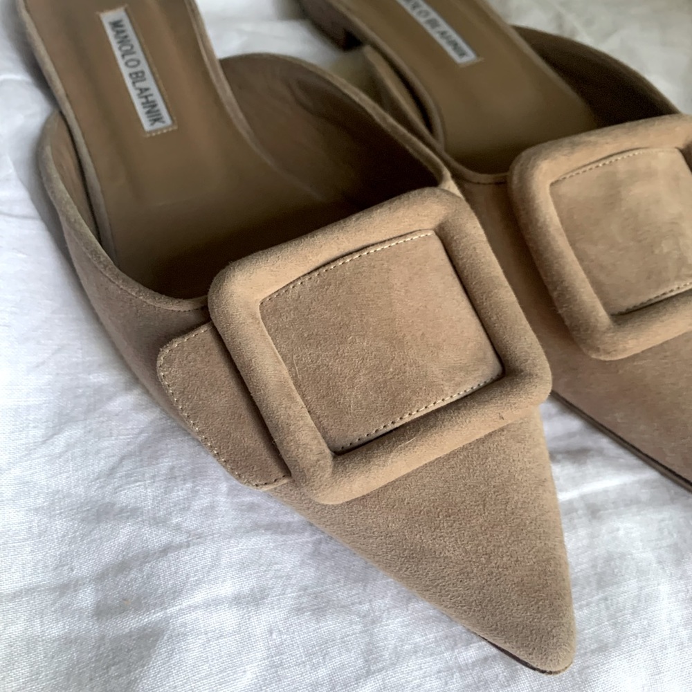 MANOLO BLAHNIK
Maysale buckled suede point-toe flats | Size 39